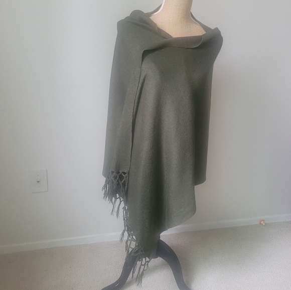 Dark Green long winter Scarf with criss crossed detailing tassels - Picture 4 of 5